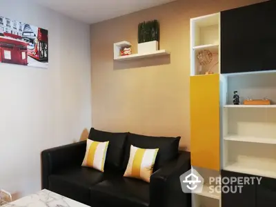 Fully Furnished 1 Bedroom Condo at Life Sukhumvit Livingroom