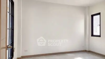 Spacious empty room with natural light and modern windows