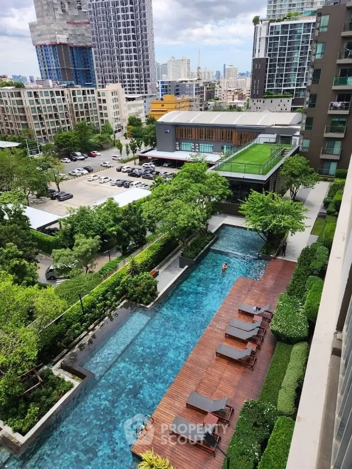 Luxurious urban apartment with stunning pool and city view