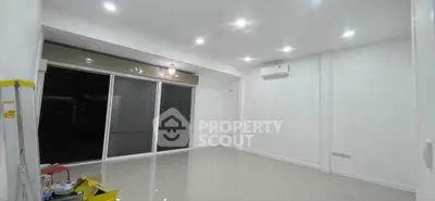 Spacious unfurnished room with glossy tiled floor and air conditioning