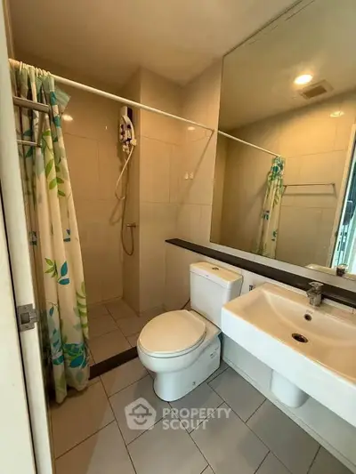 Modern bathroom with shower and sleek fixtures in a contemporary apartment.