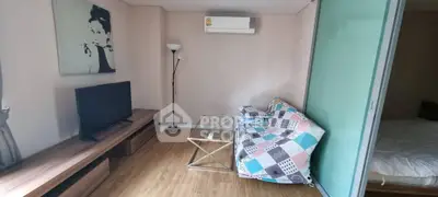 Cozy living room with modern decor and air conditioning in a stylish apartment.