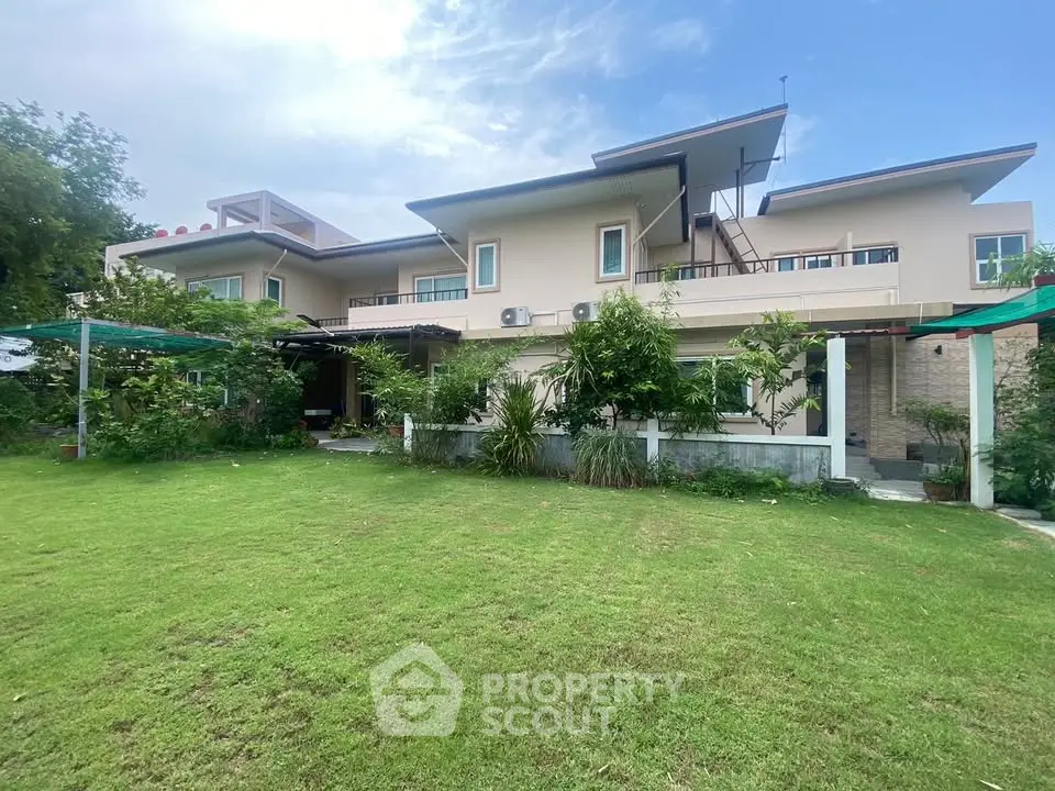 Stunning modern house with lush green lawn and contemporary architecture, perfect for luxurious living.