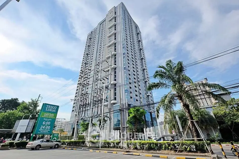 Stunning high-rise building with modern architecture and lush surroundings, perfect for urban living.