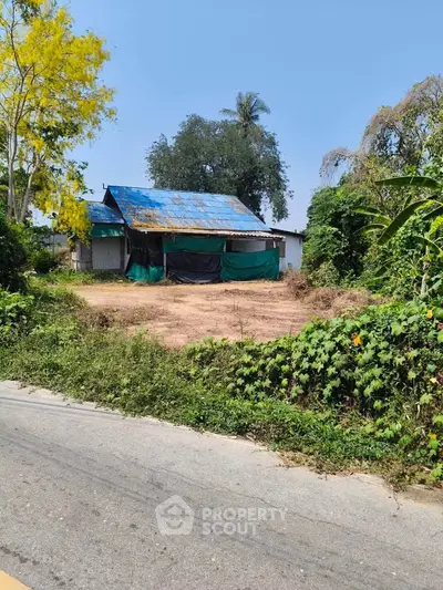 Charming rural property with rustic house and lush greenery, perfect for nature lovers seeking tranquility.