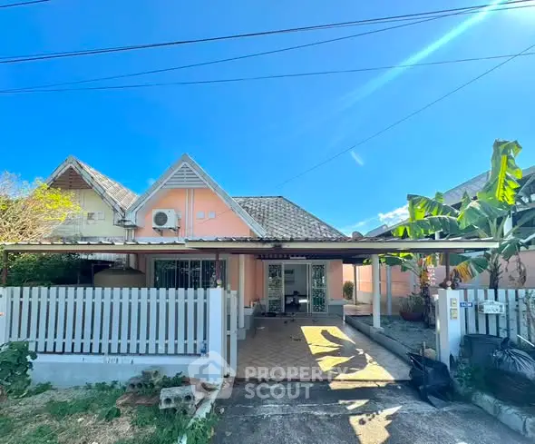 Charming suburban home with a spacious driveway and inviting front yard.