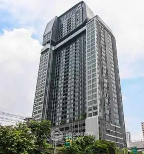 Stunning modern high-rise building with sleek design and panoramic city views.