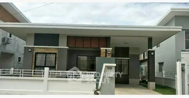 Modern single-story house with sleek design and spacious driveway