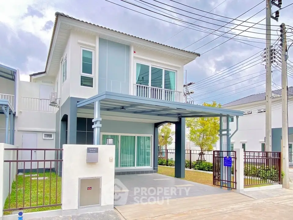 Modern two-story house with spacious driveway and contemporary design