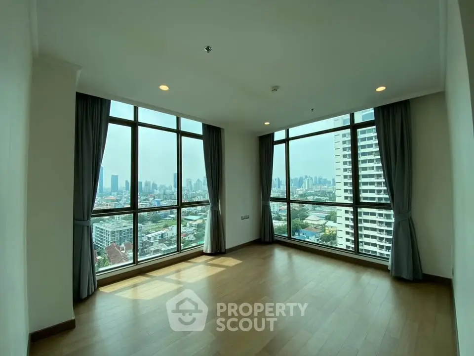 Spacious corner unit with panoramic city views and large windows.