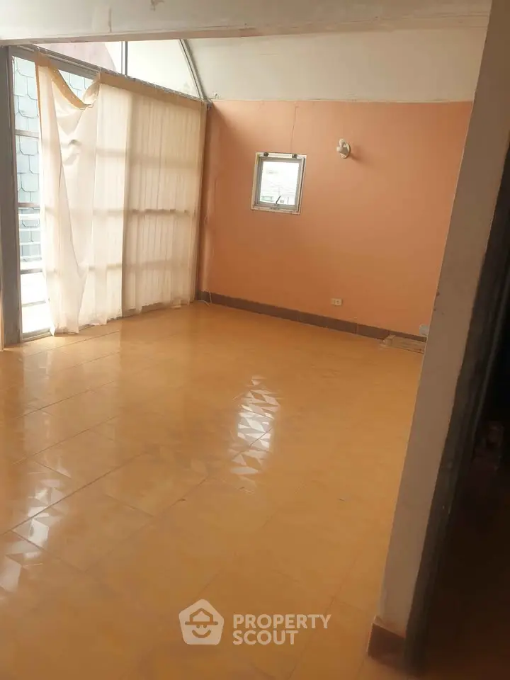 Spacious room with large windows and natural light, ideal for customization.