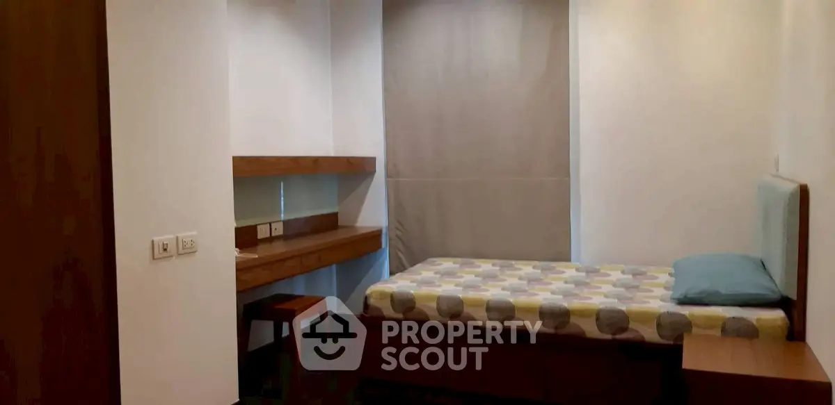 Cozy bedroom with modern decor and a comfortable bed, ideal for relaxation.