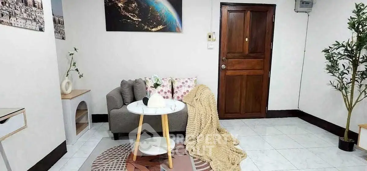 Cozy living room with modern decor and stylish furniture, perfect for relaxation and comfort.