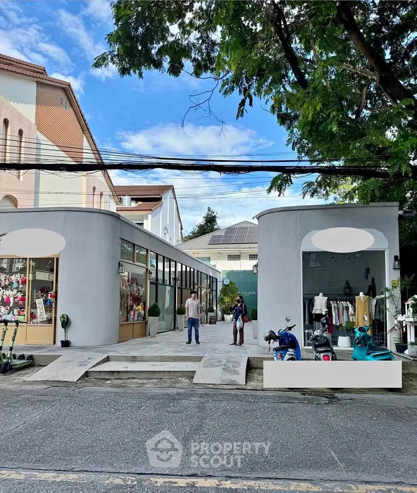 Charming retail space with modern design and lush surroundings, perfect for boutique businesses.