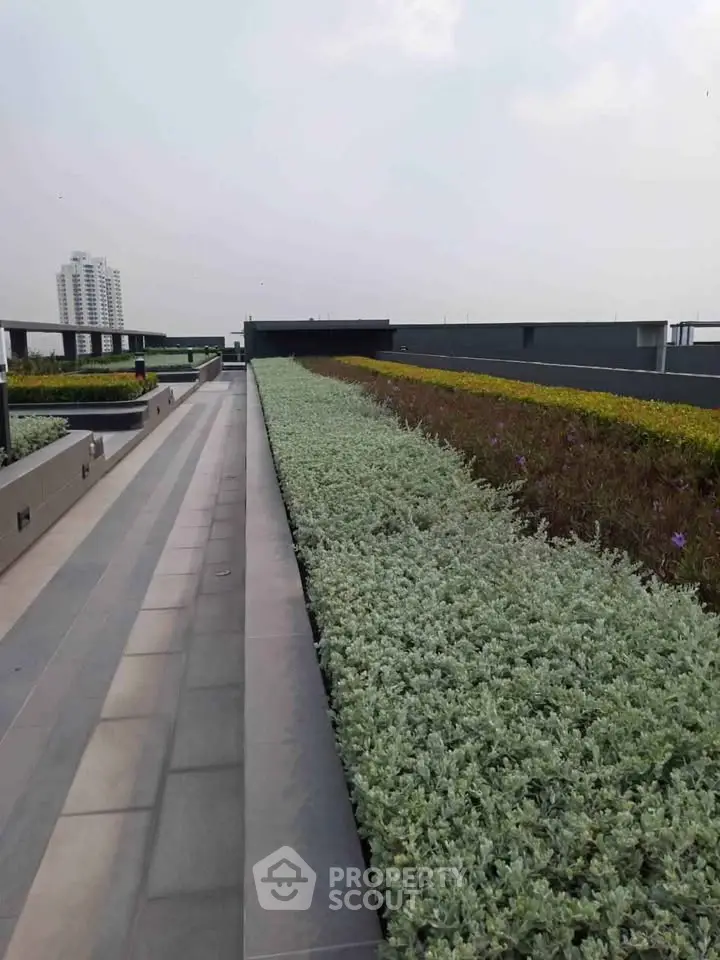 Stunning rooftop garden with lush greenery and modern design, perfect for urban relaxation.