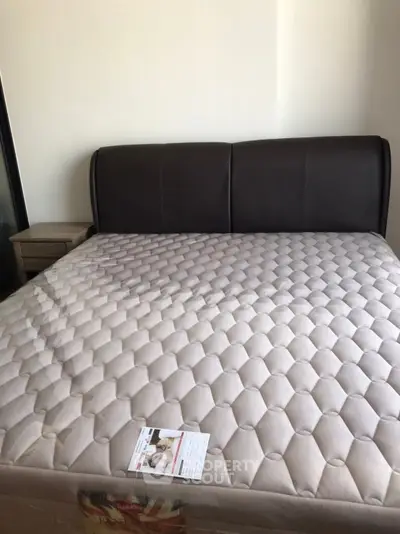 Spacious bedroom with a comfortable double bed and modern headboard, perfect for relaxation.