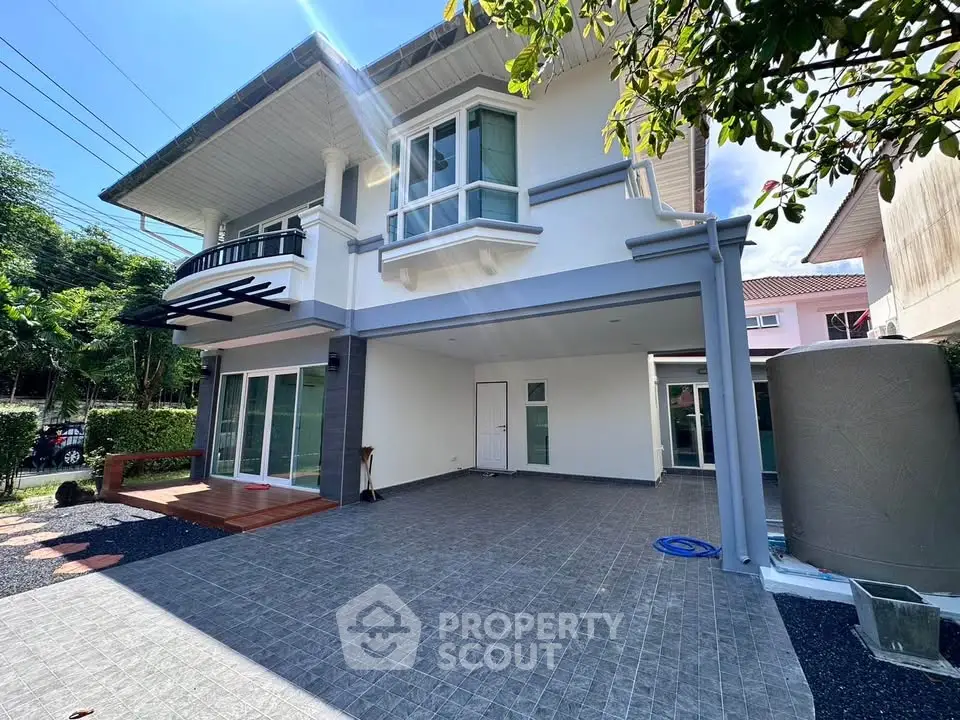 Stunning modern two-story house with spacious driveway and elegant architectural design.