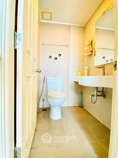 Bright and clean bathroom with modern fixtures and neutral tiles, perfect for a cozy home.
