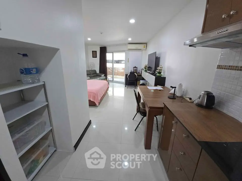 Spacious studio apartment with modern kitchen and cozy living area