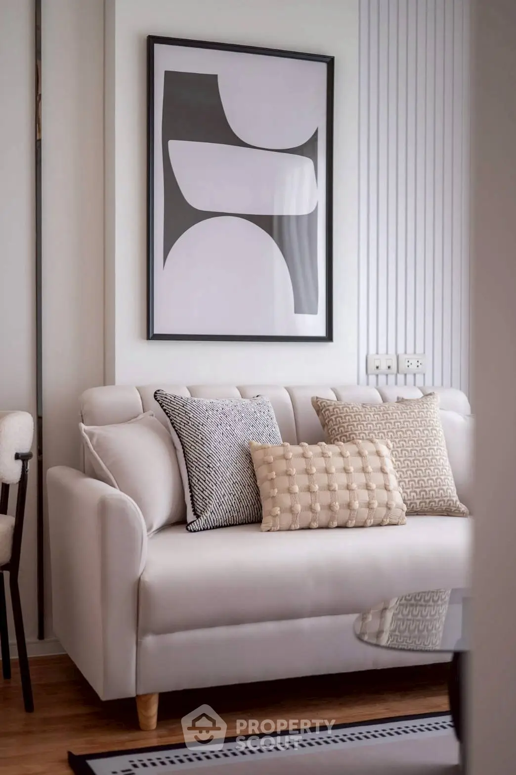 Stylish modern living room with elegant sofa and decorative pillows, perfect for cozy relaxation.