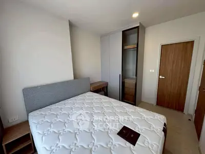 Modern bedroom with stylish wardrobe and comfortable bed in a contemporary apartment.