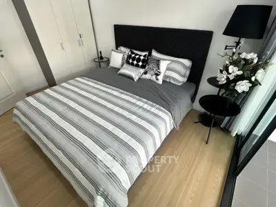 Modern bedroom with stylish decor and cozy ambiance, featuring a comfortable bed and elegant furnishings.
