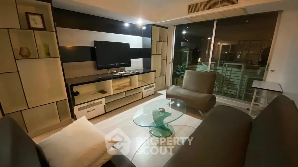Fully Furnished 2 Bedrooms Condo at Supalai Park Phaholyothin-1