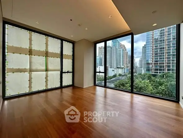 Spacious corner unit with floor-to-ceiling windows and stunning city view.
