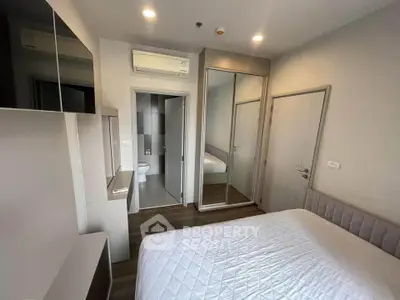 Modern bedroom with ensuite bathroom and mirrored closet doors