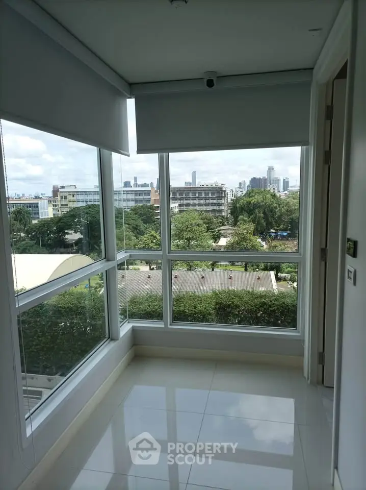 Bright corner unit with panoramic city view and large windows.