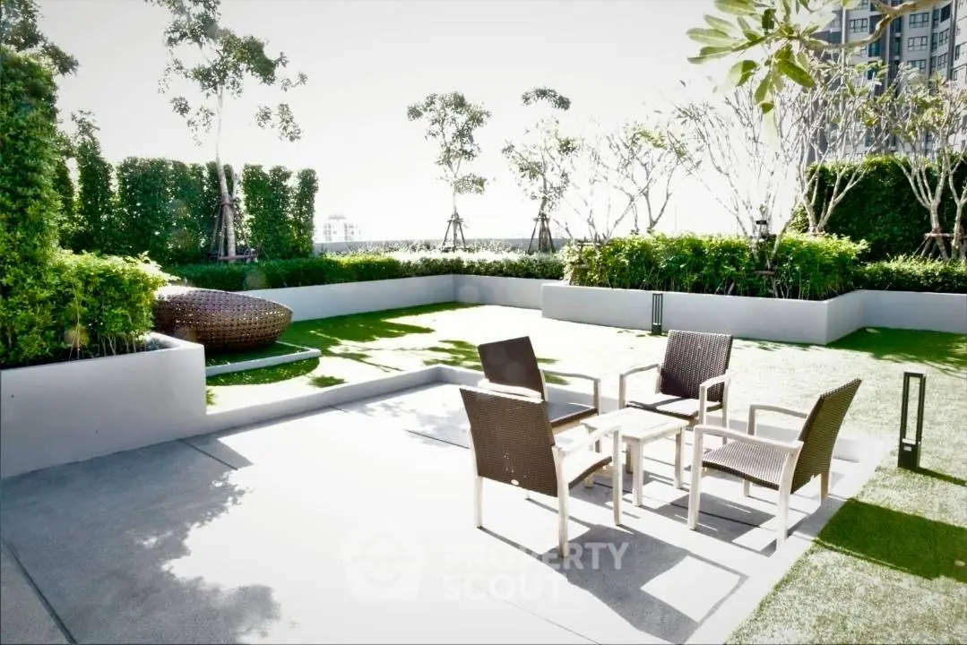 Luxurious rooftop garden with modern outdoor seating and lush greenery, perfect for relaxation and entertainment.