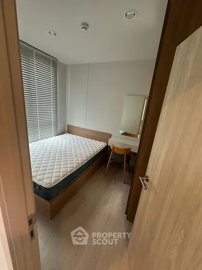 Cozy bedroom with modern furniture and natural light, perfect for relaxation and comfort.