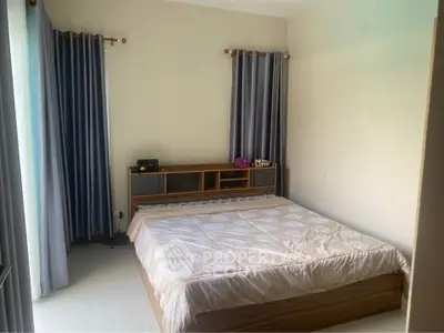 Cozy bedroom with modern furnishings and natural light, perfect for relaxation and comfort.