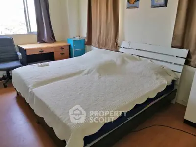 Spacious bedroom with large bed and natural light, ideal for comfort and relaxation.