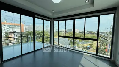 Spacious corner unit with floor-to-ceiling windows offering panoramic city views.
