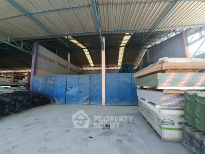 Spacious industrial warehouse with ample storage space and high ceilings, ideal for logistics and manufacturing.