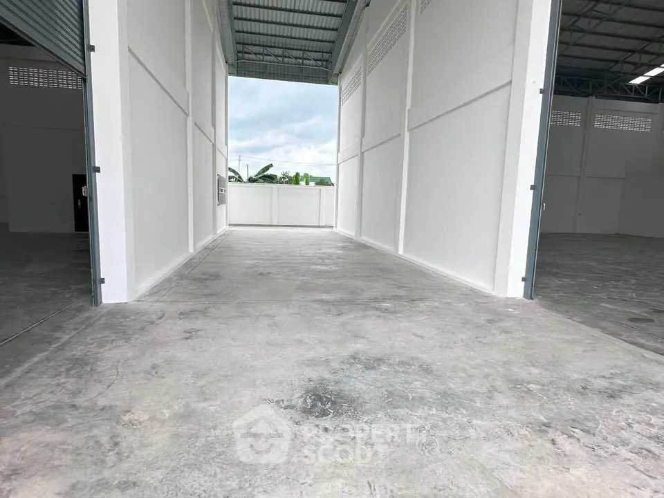 Spacious industrial warehouse with high ceilings and open layout, perfect for storage or manufacturing needs.