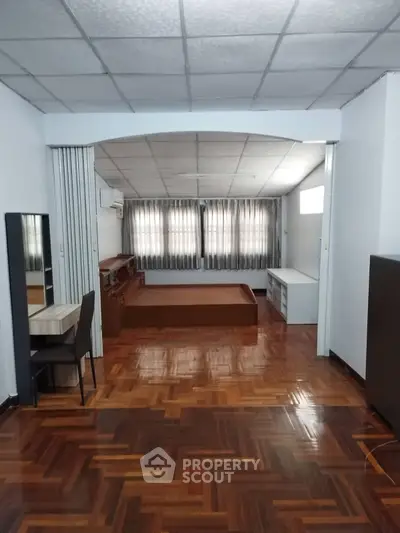 Spacious studio apartment with parquet flooring and natural light