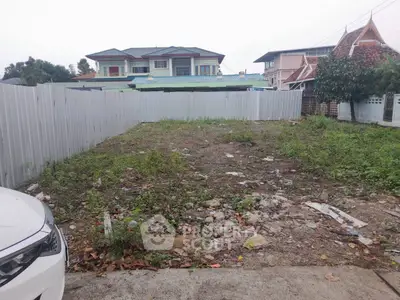 Vacant land plot with potential for development in a residential neighborhood.