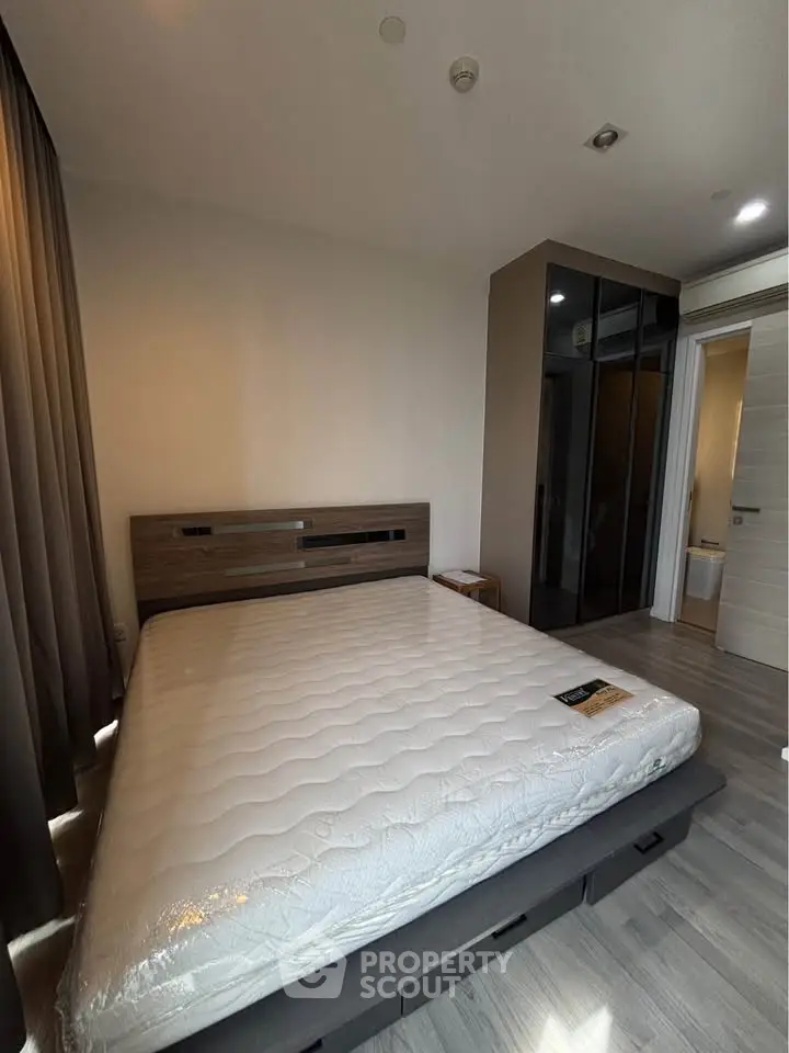 Modern bedroom with large bed and sleek design, featuring a spacious layout and contemporary furnishings.