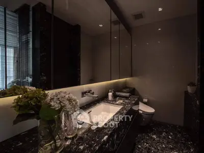 Luxurious modern bathroom with marble finishes and elegant lighting.