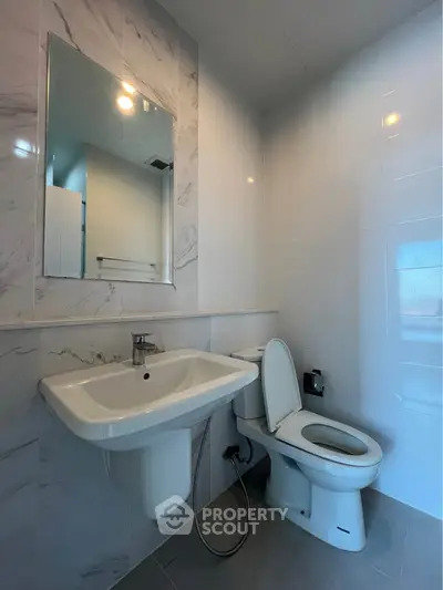 Modern bathroom with sleek fixtures and marble accents, perfect for a contemporary home.
