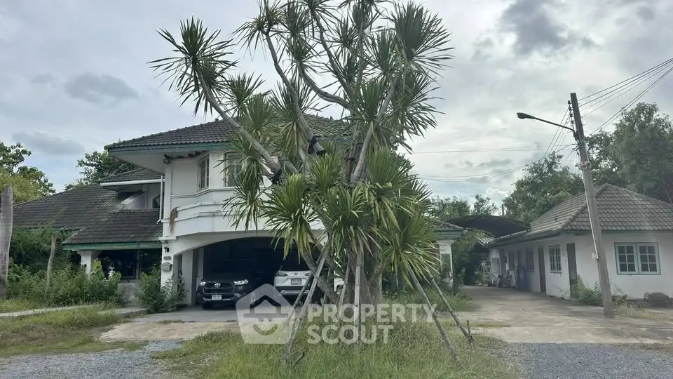 Charming suburban house with lush greenery and spacious driveway, perfect for family living.