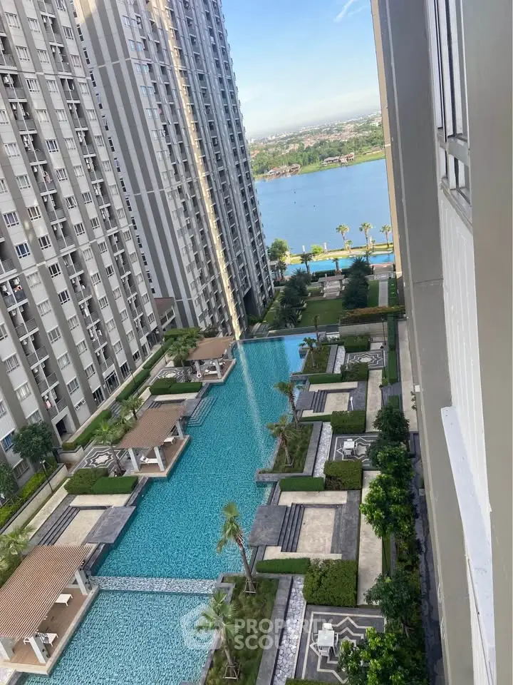 Luxurious high-rise apartment with stunning pool and river view