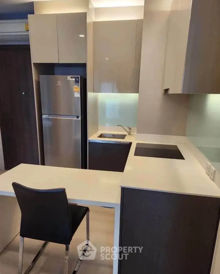 Modern kitchen with sleek cabinetry and integrated appliances in a stylish apartment.