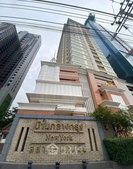 Stunning high-rise building in urban setting with modern architectural design.