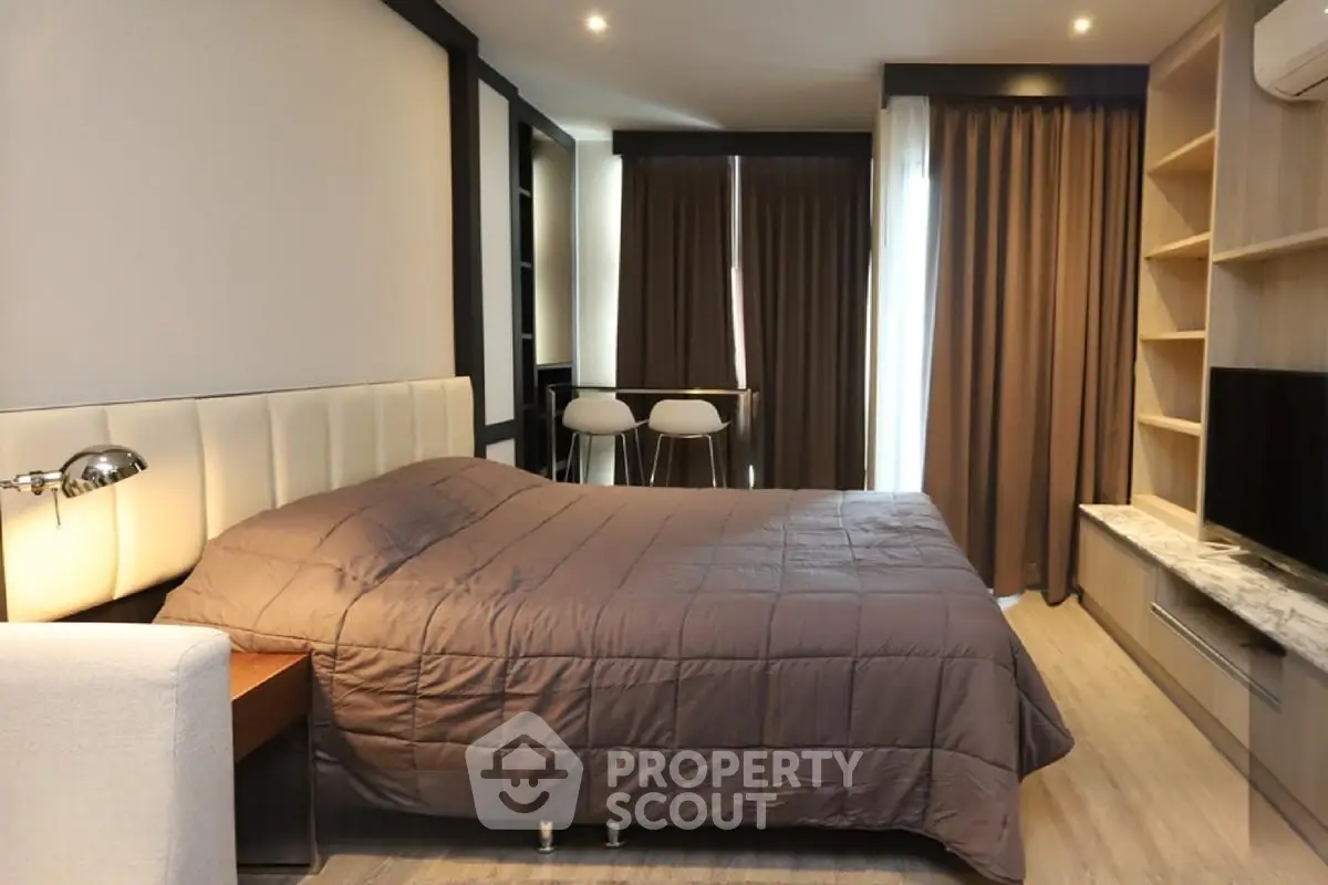 Modern bedroom with stylish decor and cozy ambiance, featuring a comfortable bed and elegant furnishings.