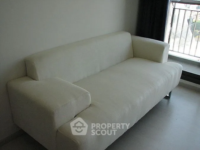 Fully Furnished 1 Bedroom Condo at Rhythm Sukhumvit 42 Livingroom