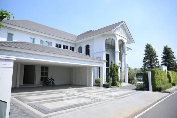 Luxurious modern mansion with spacious driveway and elegant architectural design.