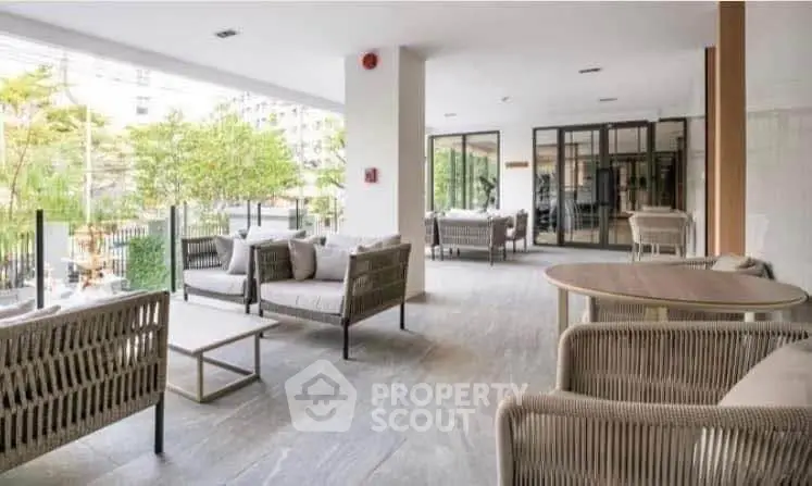 Modern outdoor seating area with stylish furniture and lush greenery, perfect for relaxation and social gatherings.